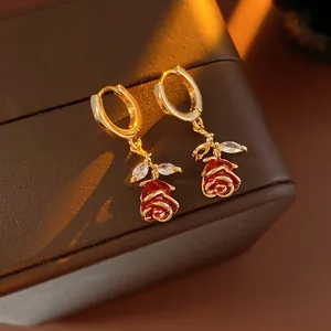 Boucles D'oreilles Créoles Roses En Émail Rouge Vintage Avec Accents De Feuilles En Zircon Et Tige En Argent Élégant