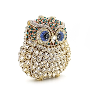 Vue détaillée de la pochette hibou de luxe ornée de strass colorés complexes