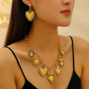 Details des Vintage Sacred Heart Schmucksets mit Kette und Ohrringen am Modell