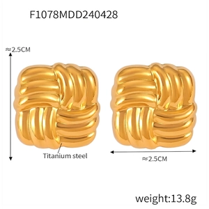 Dettaglio di orecchini a trama quadrata in acciaio al titanio dorato da 2,5 cm