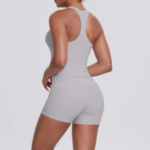 Détail de la brassière de sport dos nageur et du short taille haute en maille sans couture