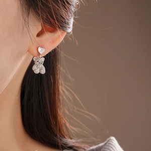 Boucles d'oreilles pendantes cœur en zircon et ours pavé en finition argent élégante