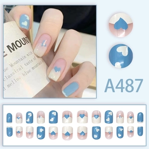 Short blue and white heart press-on nail set with 24 pieces in various sizes