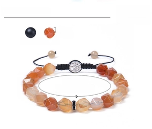Detail von 8mm Achatperlen und Lebensbaum-Charm an verstellbarem geflochtenem Armband