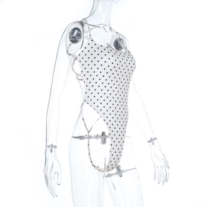 Détail d'un body à pois blanc et marron avec dos nu sexy et coupe de jambe haute élégante