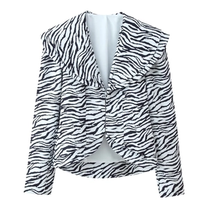 Blazer court à imprimé zèbre avec revers larges et motif noir et blanc sur fond blanc