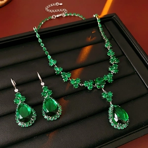 Dettaglio ravvicinato del set di collana e orecchini con zircone verde a goccia
