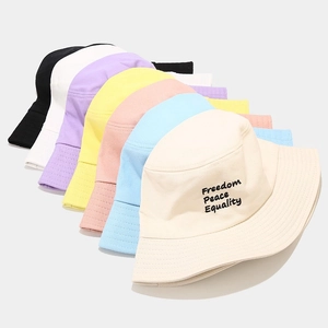 Bobs brodés en coton de plusieurs couleurs avec texte Freedom Peace Equality