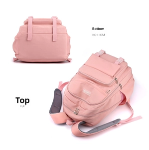 Dettaglio dello zaino rosa con tasche multiple, etichetta fashion e design del fondo solido