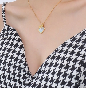 Détail d'un collier pendentif étoile plaqué or 18k avec incrustation de nacre