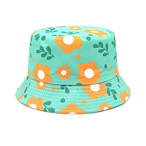 Vue détaillée du chapeau bob en coton vert menthe avec fleurs orange et coutures précises