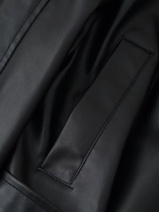 Gros plan détaillé des coutures et de la texture de poche d'une veste en similicuir