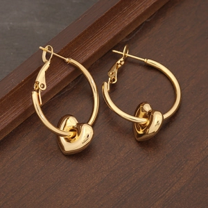 Minimalistische goldene Herz-Ohrringe für Damen mit polierter Metalloberfläche