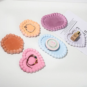 Detail van siliconen mal met bubbelrand voor doe-het-zelf hars sieraden en schalen