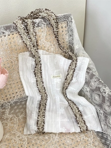 Sac cabas texturé à broderies florales avec bandoulières tissées en blanc doux et beige