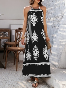 Ärmelloses Boho-Maxikleid mit Neckholder und Kontrastmuster auf einer Außenterrasse