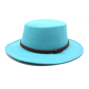 Détail du chapeau en feutre turquoise avec bande en cuir marron gaufré et bords larges