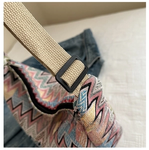 Détail de la bandoulière large réglable et fermeture éclair du sac bandoulière ethnique
