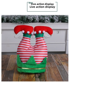 Détail du chapeau de jambe de lutin de Noël avec rayures rouges et blanches et peluche
