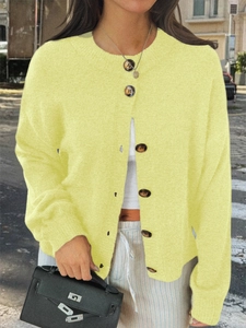 Gilet en maille jaune boutonné avec col rond et manches longues, porté en style urbain