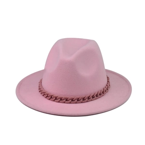 Vue détaillée du chapeau fedora rose en laine avec une grosse chaîne décorative en plastique