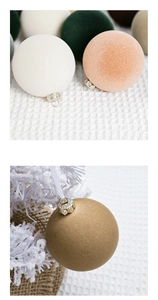 Gros plan de boules de Noël de 6 cm en velours floqué aux tons pastels avec attaches