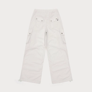 Vue arrière du pantalon cargo gris avec poches multiples et cordons de serrage réglables