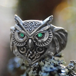 Retro 3D owl ring in silver with Celtic patterns and sparkling green gemstone eyes