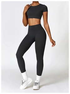 Détail d'un ensemble de yoga noir montrant un legging taille haute et un haut court