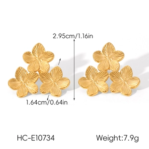 Vue détaillée des boucles d'oreilles fleur plaquées or avec dimensions et poids