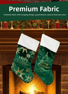 Détail de chaussettes de Noël en velours vert avec motifs dorés et bordure en fourrure