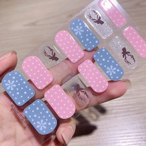 Détails d'autocollants à ongles de Noël avec flocons de neige et paillettes argentées