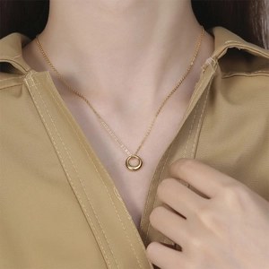 Collier élégant plaqué or 18 carats avec pendentif rond minimaliste sur un modèle