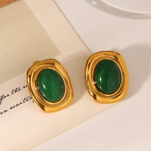 Vue détaillée de boucles d'oreilles vintage dorées 18K avec pierres naturelles vertes ovales