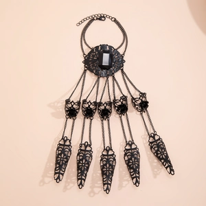 Bracciale gotico nero con gemma scura e anelli ad artiglio decorati con rose