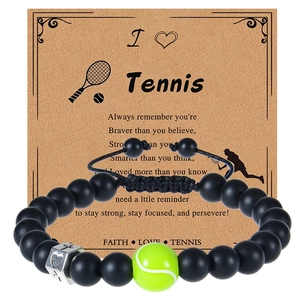 Pulsera de tenis con cuentas negras mates y dije de corazón cruz sobre tarjeta de regalo