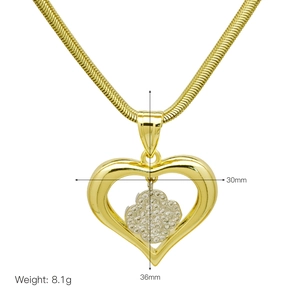 Macro detail of gold heart pendant with clover crystals, size 30mm by 36mm, weight 8.1g