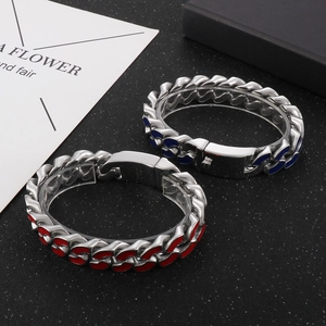 Detailansicht von Panzerarmbändern mit roter und blauer Emaille auf schwarzem Hintergrund