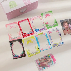 Gros plan de protège-cartes imprimés avec boîte cadeau rose à fenêtre en cœur