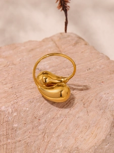Bague goutte d'eau polie en or 18 carats sur un support en pierre naturelle