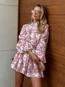 Robe courte imprimée à encre avec col montant et manches lanternes portée par un mannequin