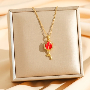Collier élégant en titane doré avec pendentif tulipe rouge et strass pour femme
