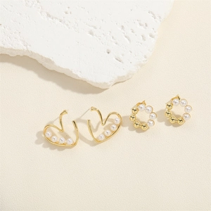 Set aus 14K vergoldeten Herz- und Kreisohrringen mit weißen Perlen und Zirkonia-Steinen