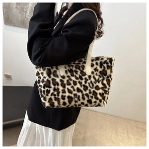 Détail du grand sac cabas en fausse fourrure léopard avec anses en cuir pour l'hiver