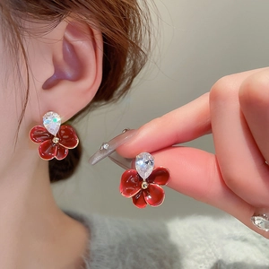 Boucles d'oreilles vintage dorées avec pétales en émail rouge foncé et pierres zircon