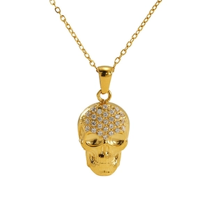 Détail macro du pendentif crâne en or 18k serti de zircons cubiques scintillants