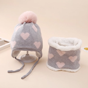 Detailansicht von Kinder Strickmütze und Schal Set mit Herzmuster und Fleece-Futter