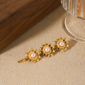 18K gold-plated stainless steel hair clip featuring three sunflower-shaped pearls on fabric