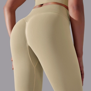 Detail van een geribbelde yoga legging met hoge taille en scrunch butt lifting in kaki