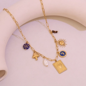 Detail der Goldkette mit Sonnen-, Mond-, Pilzanhängern und Love-Tarotkarte